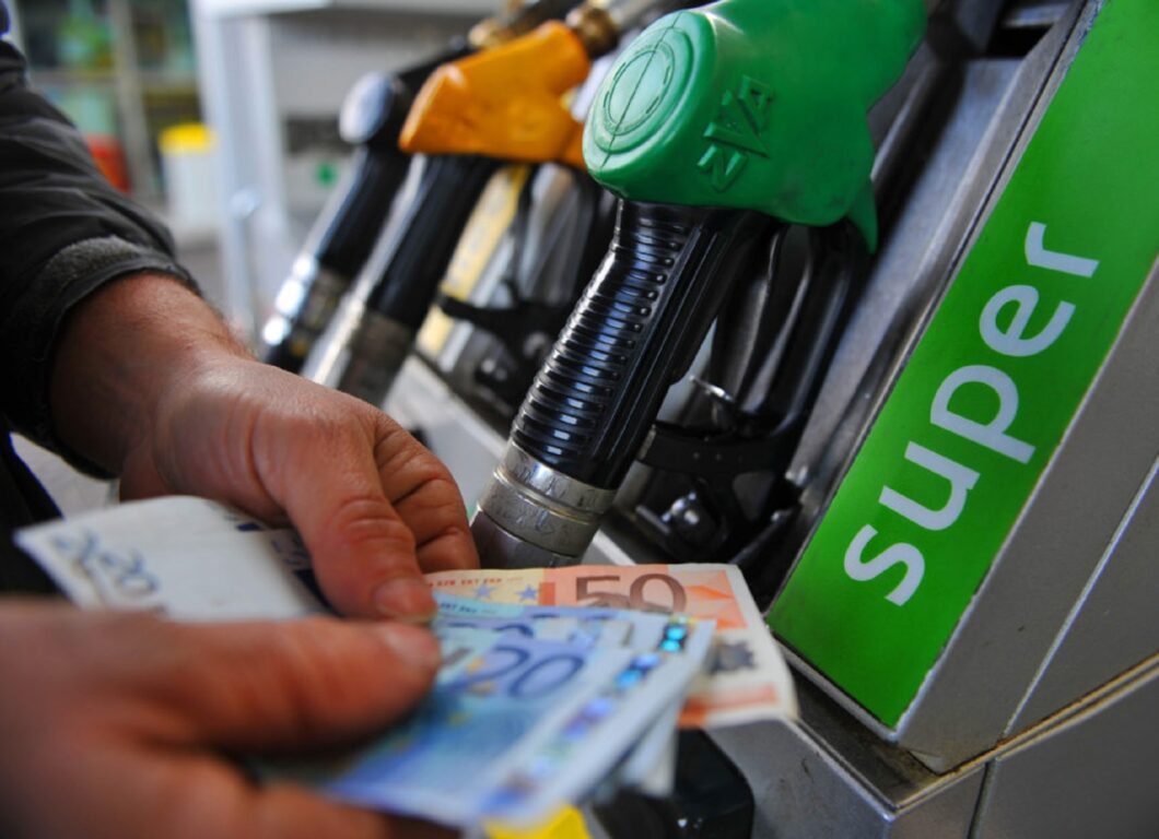 Ancona – Caro carburante: “Anche punte di 2,3 euro al litro”