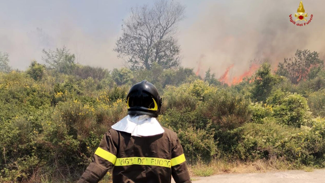 Incendio a Castel Trosino, in arrivo elicottero dei Vigili del fuoco