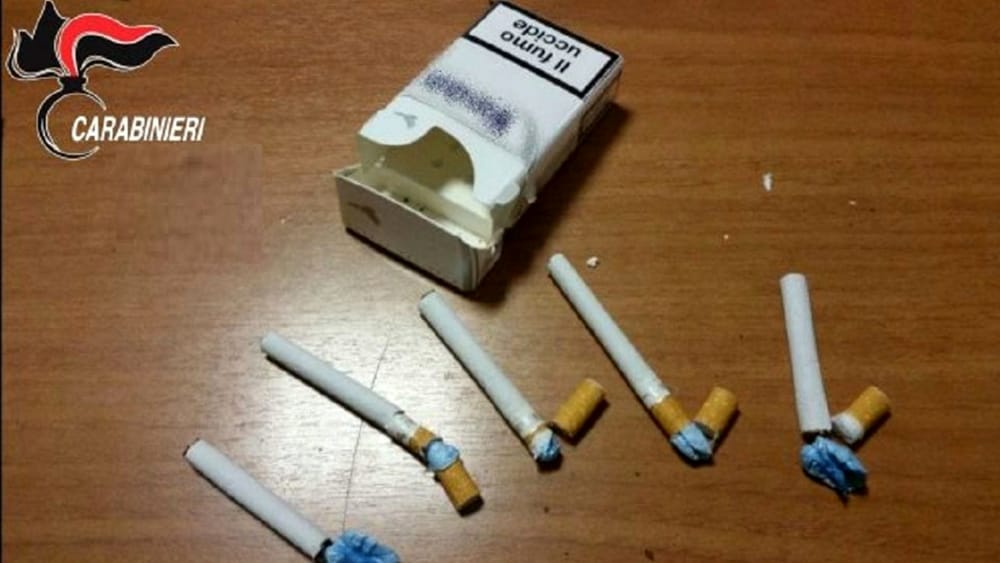 Getta pacchetto di sigarette con 20 dosi di cocaina, arrestato
