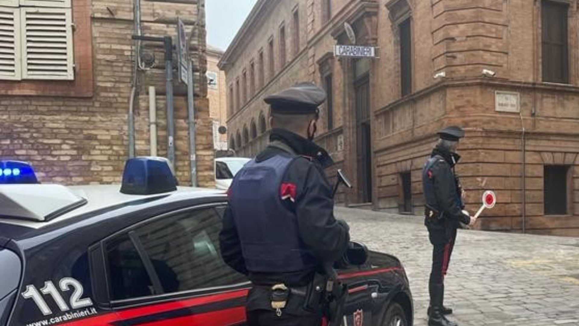 Accoltellato in centro a Macerata, passanti bloccano aggressore
