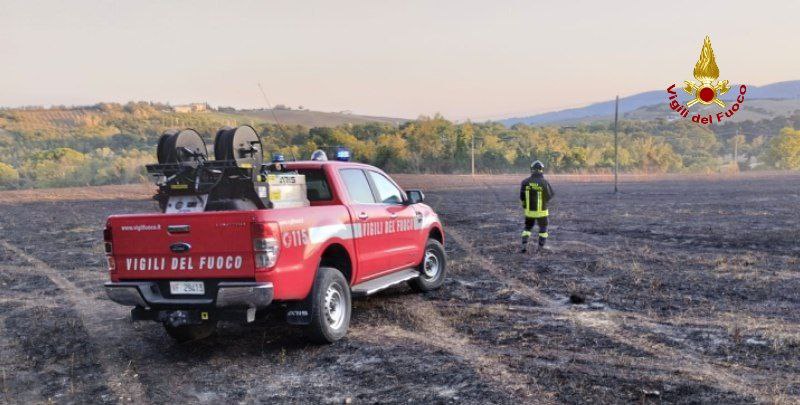 Cingoli – Vigili del fuoco intervengono per spegnere incendio di sterpaglie