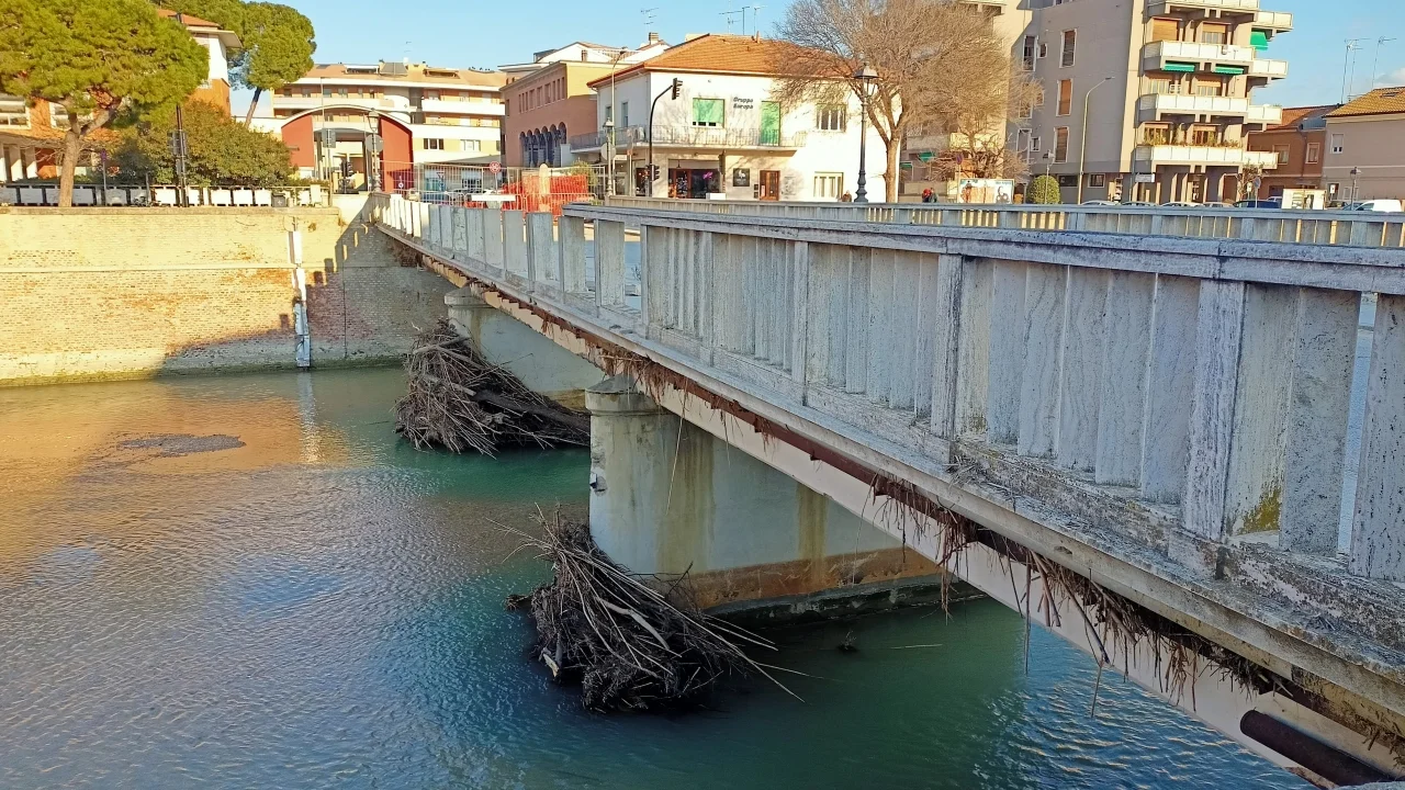 Senigallia – Scatta la demolizione del ponte. La gente: “Era ora”