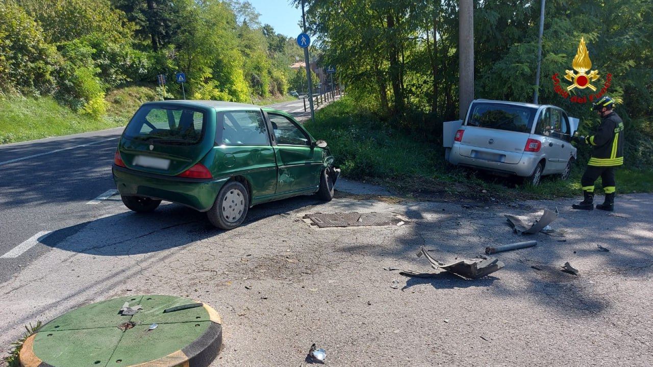 Urbino – Incidente tra due auto, una è a metano. I vigili del fuoco mettono in sicurezza i mezzi