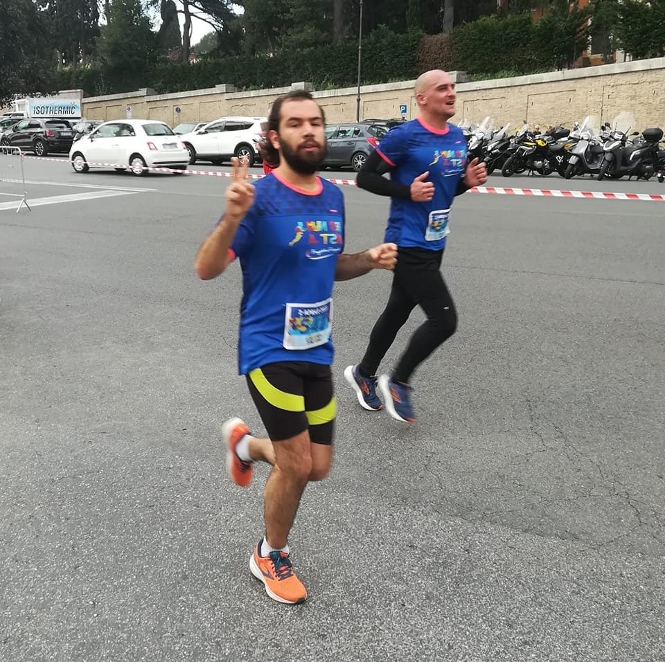 Ragazzo autistico corre la maratona. “Coronato un lavoro di 10 anni”