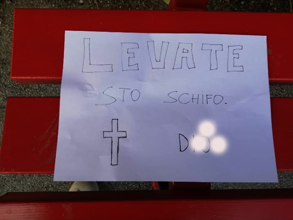 Choc a Fossombrone, vandalizzata panchina rossa: scritte blasfeme e scarpette ribaltate