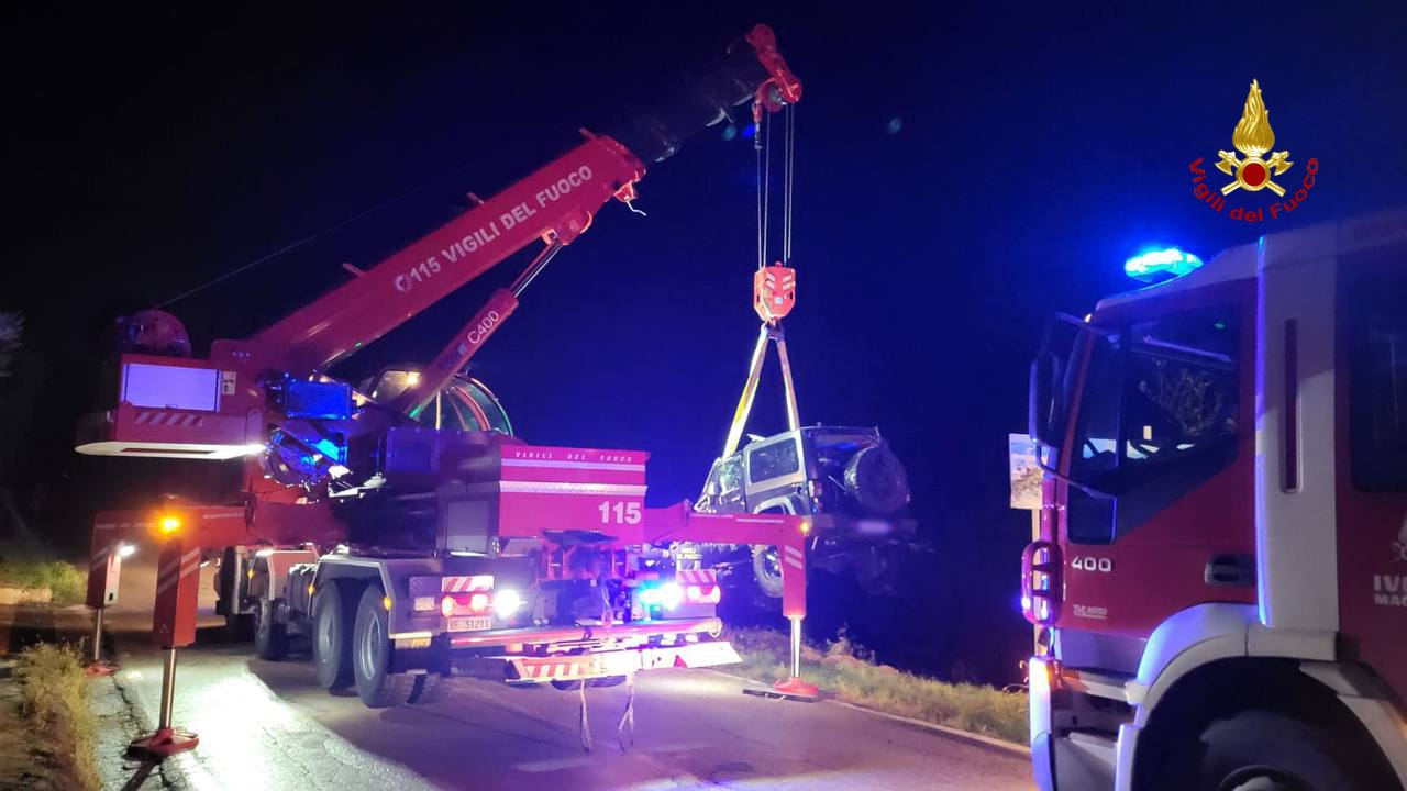 Castignano, auto nella scarpata a Ripaberarda: conducente estratto dai pompieri