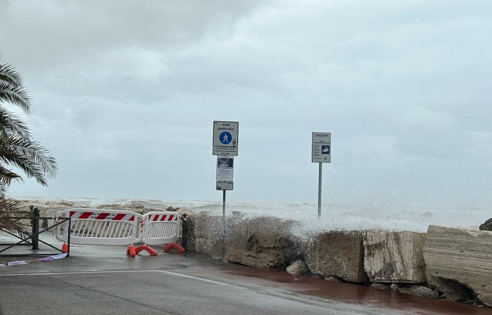 Mareggiate – Chiusa la passeggiata al Molo Sud