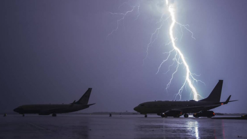 Fulmini colpiscono due aerei diretti a Pescara: atterraggio da paura e voli cancellati