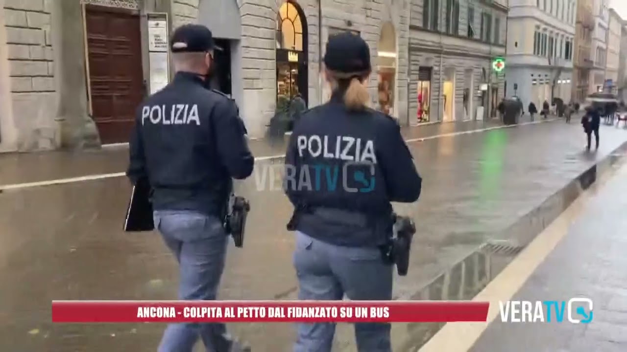 Ancona – Aggressione sul bus, donna colpita al petto dal fidanzato