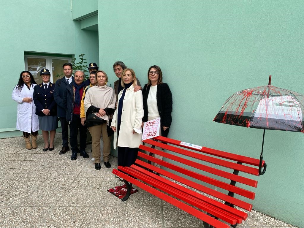 Panchine Rosse negli ospedali di Ascoli e San Benedetto