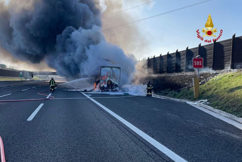 Pesaro – Incendio in A-14, prende fuoco un camion, stop al traffico per due ore