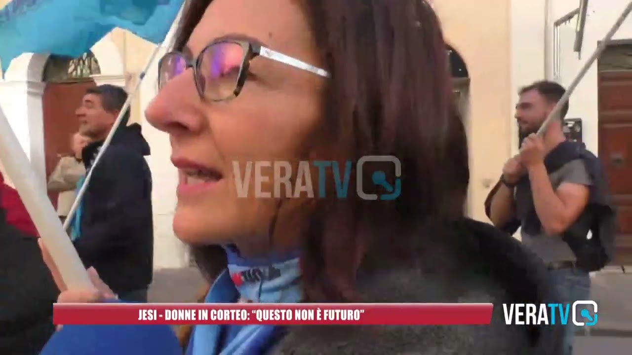 Jesi – Donne in corteo: “I nostri figli non lavorano, questo non è futuro”