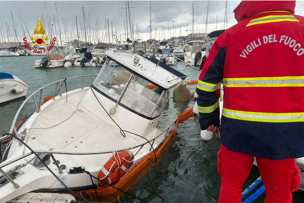 Imbarcazione rischia di affondare, recuperata dai sommozzatori