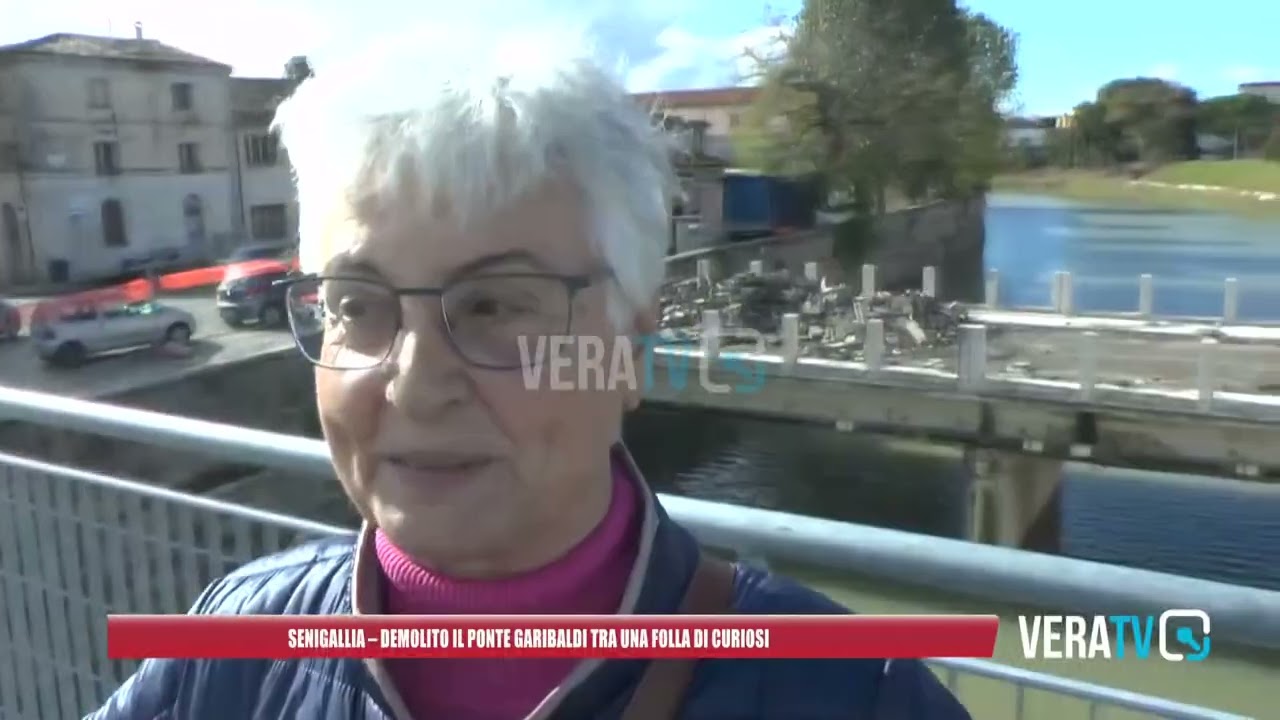 Senigallia – Demolito il ponte Garibaldi, ad assistere una folla di curiosi