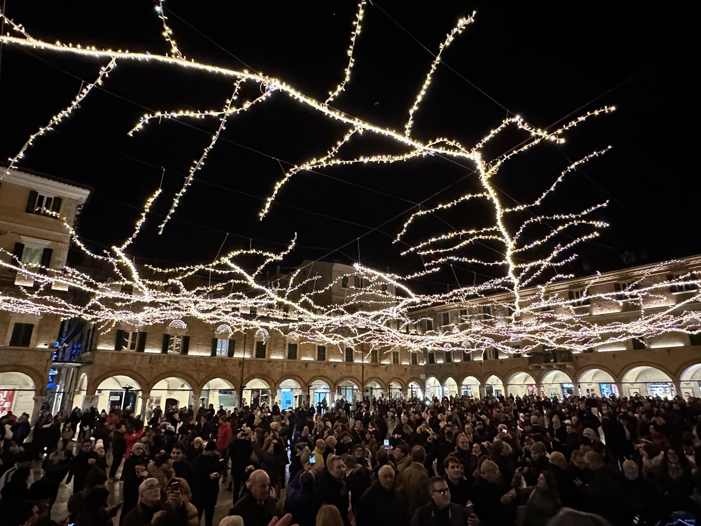 Ascoli si tuffa nel Natale: accese le luminarie in centro storico