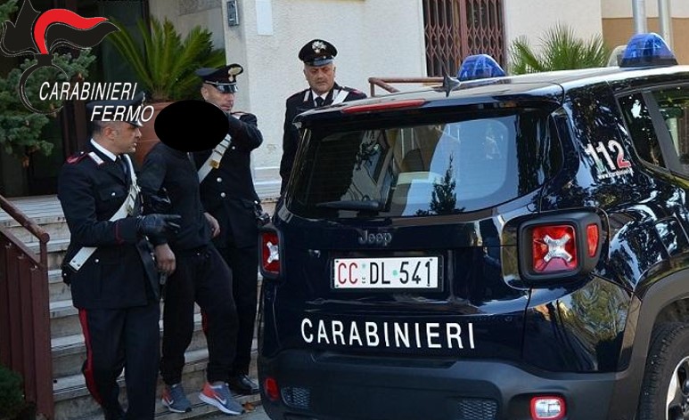 Si scaglia contro la compagna e i carabinieri, arrestato 54enne