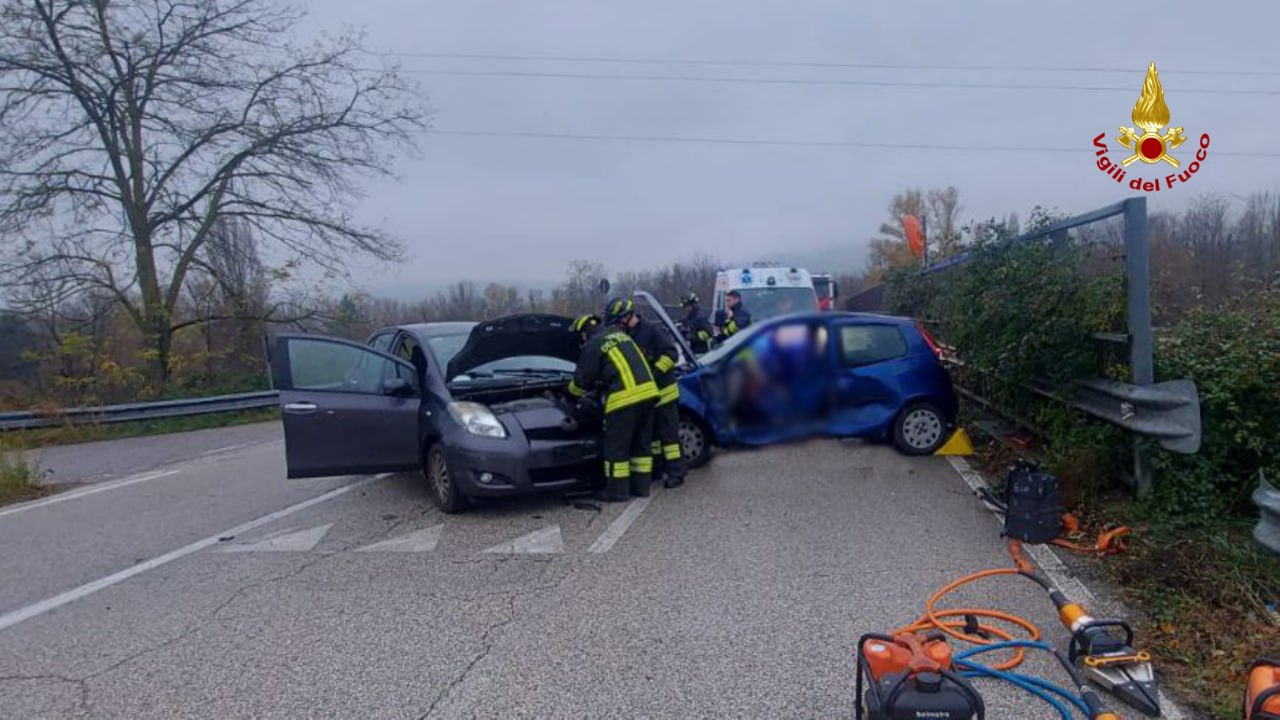 Urbino – Incidente tra due auto, ferite due persone trasportate in ospedale