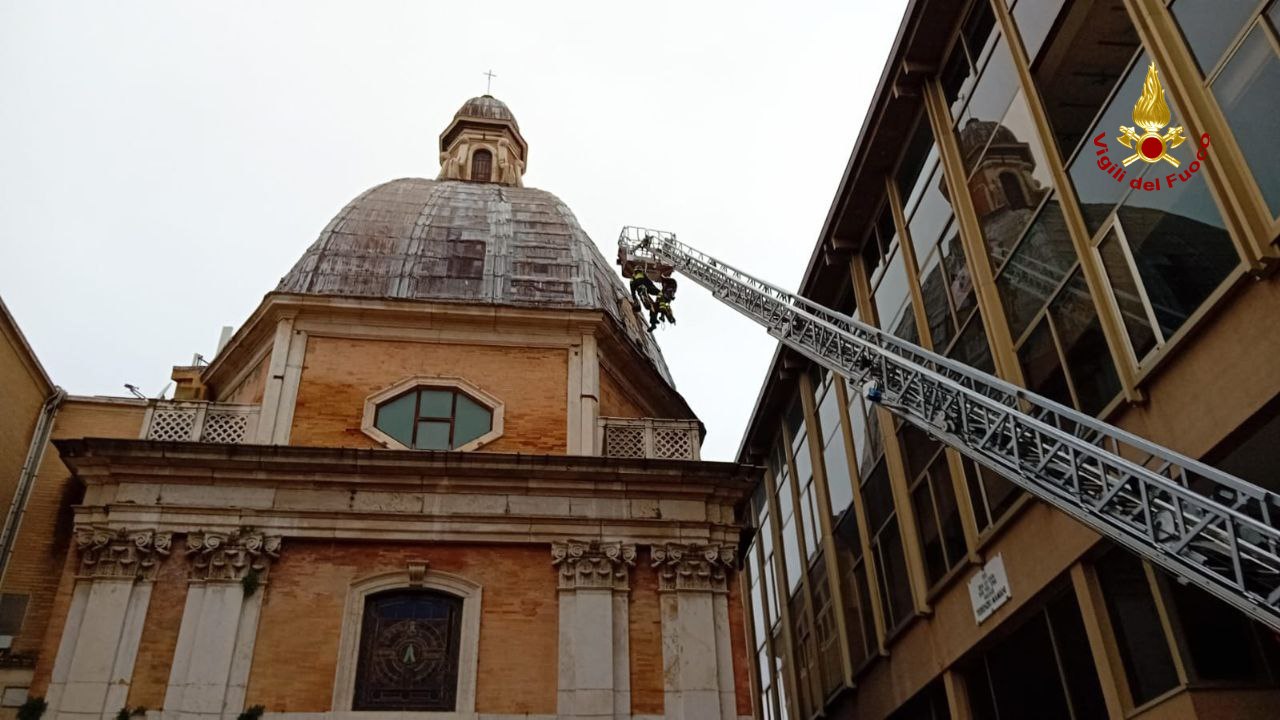 Rimosse lastre pericolanti sulla cupola della Chiesa S. Ubaldo