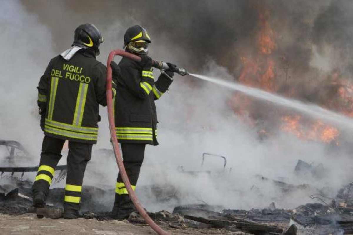 Fermo – Capannone in fiamme: famiglia evacuata